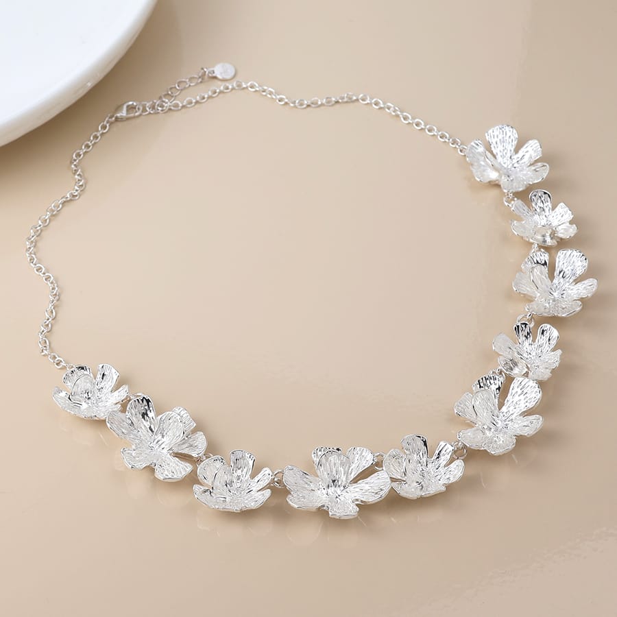 Silver plated flower necklace
