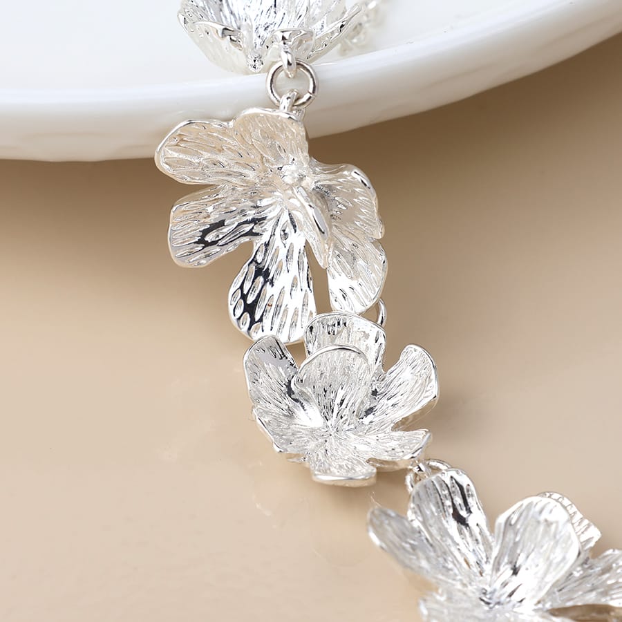 Silver plated flower necklace